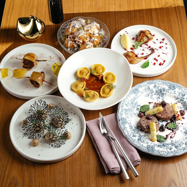 Zestaw talerzy z posiłkami